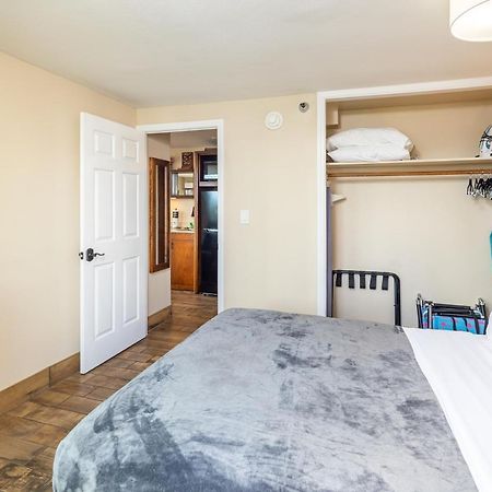 Gorgeous One Bedroom Bamboo Blocks From The Beach Honolulu Buitenkant foto