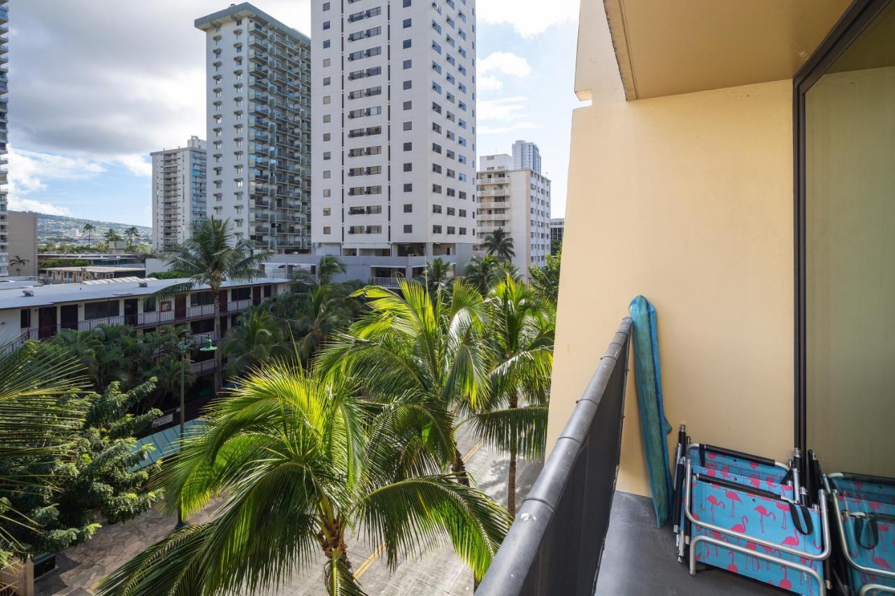 Gorgeous One Bedroom Bamboo Blocks From The Beach Honolulu Buitenkant foto