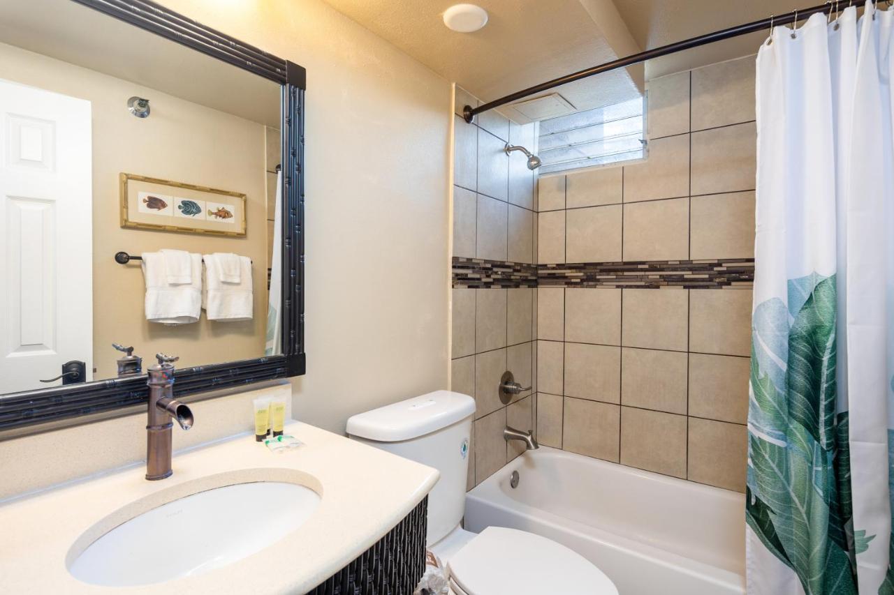 Gorgeous One Bedroom Bamboo Blocks From The Beach Honolulu Buitenkant foto