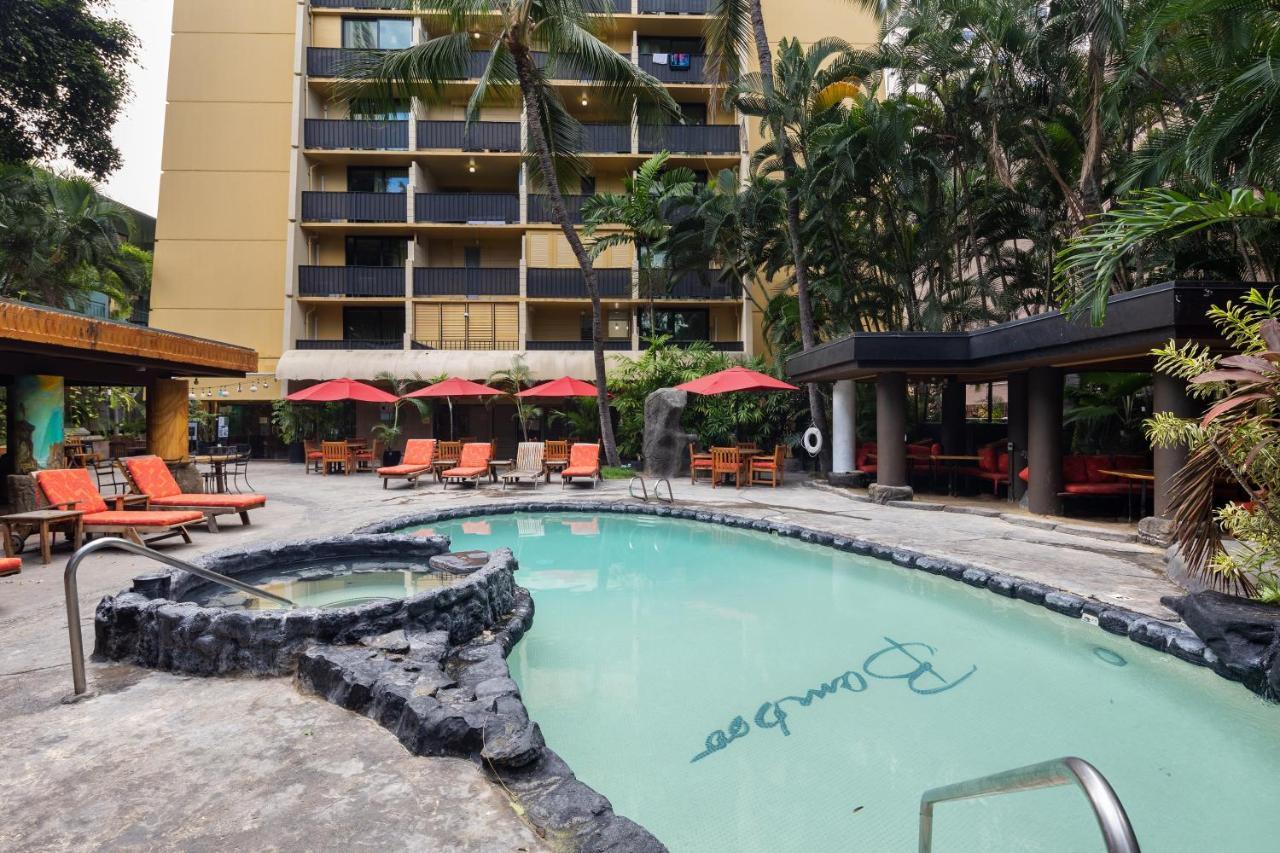 Gorgeous One Bedroom Bamboo Blocks From The Beach Honolulu Buitenkant foto
